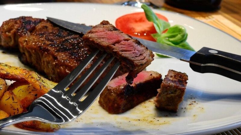 Les secrets pour harmoniser vins rouges et steaks à la perfection